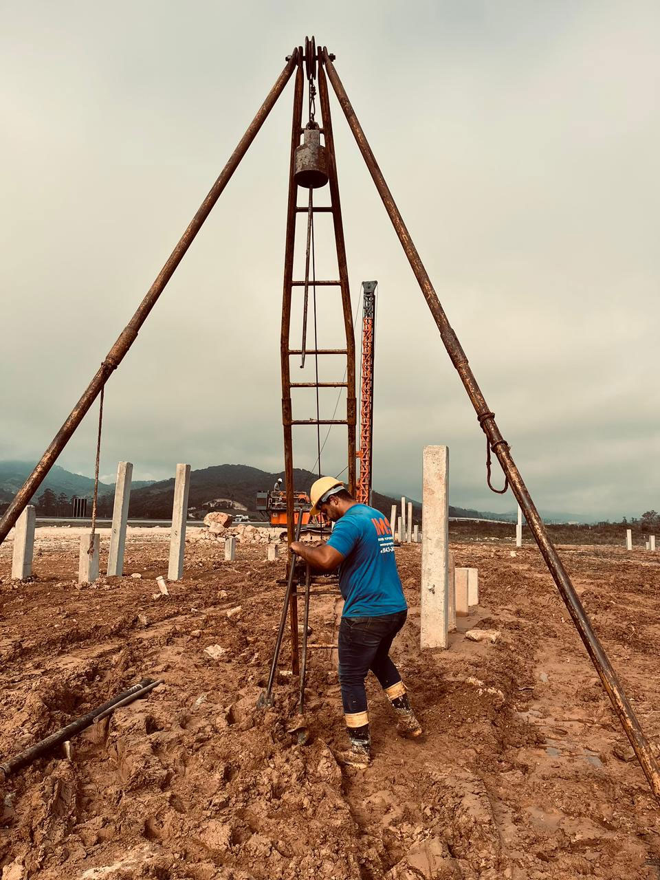 Técnico da IMS operando o equipamento de sondagem SPT à percussão em terreno de obra